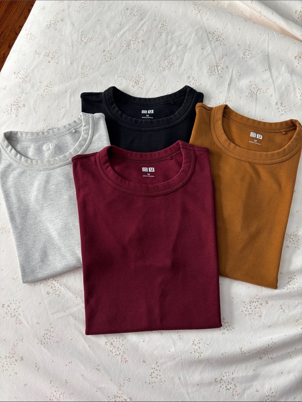 UNIQLO SHORT SLEEVE CREW NECK BUNDLE  in Size Medium